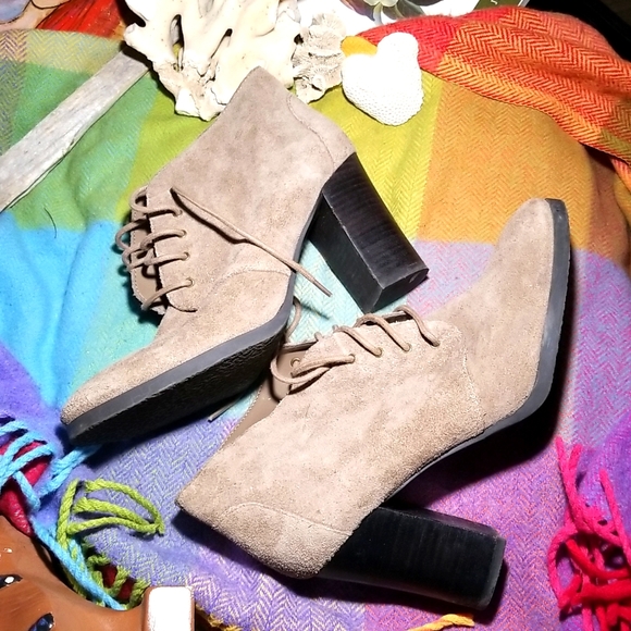 Franco Sarto ~ Wenda Lace Up  Leather SUEDE Tan High Heel Bootie 8 - Picture 1 of 4